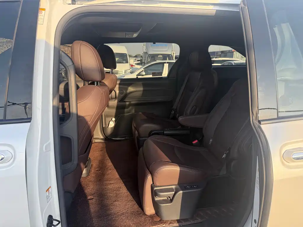 Toyota Sienna — миниатюра 6