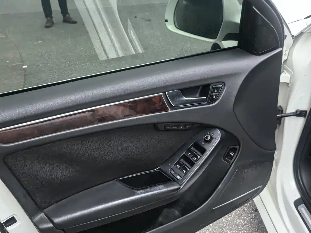 Audi A4L 2011 2.0 TFSI