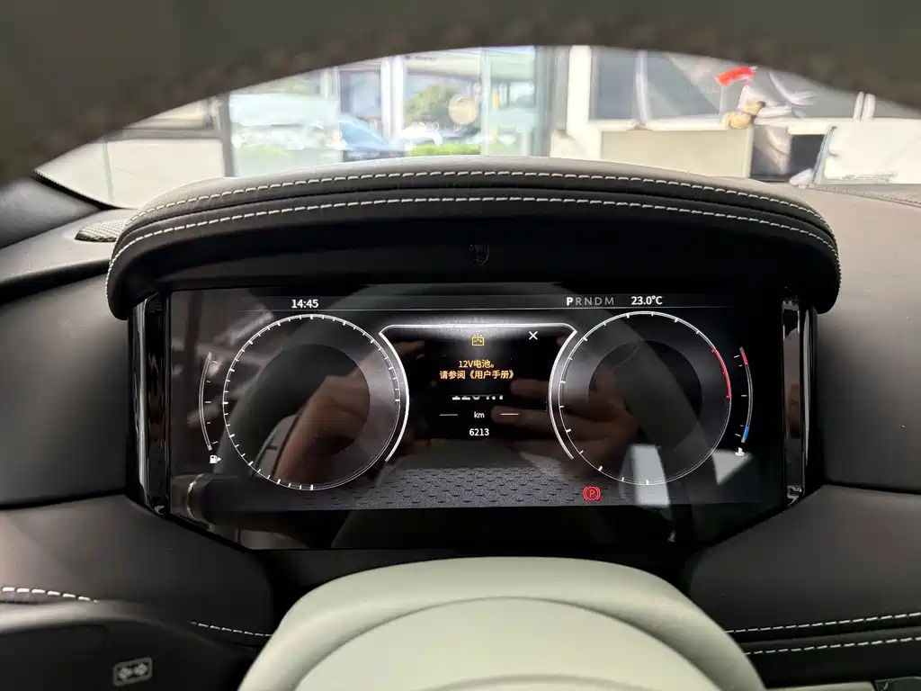 Aston Martin DB12 — миниатюра 6