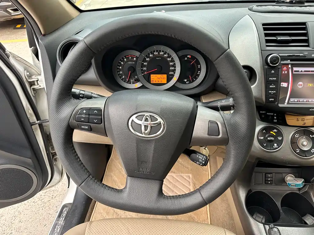 Toyota RAV4 — миниатюра 9
