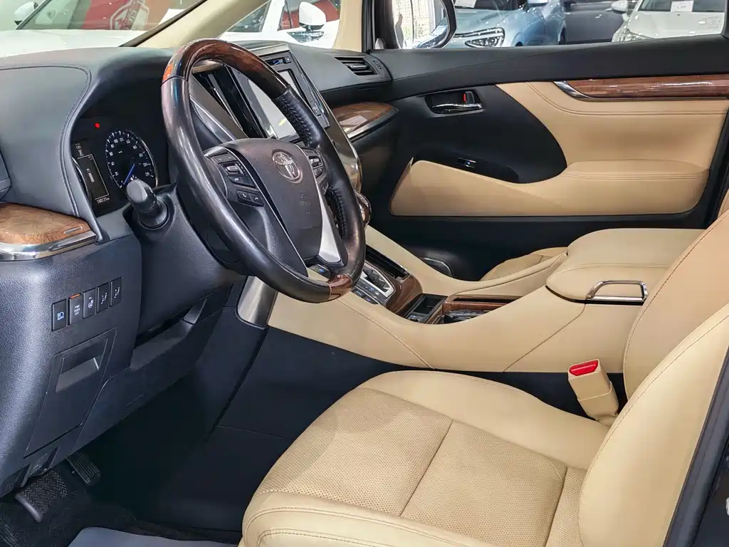 Toyota Alphard — миниатюра 3