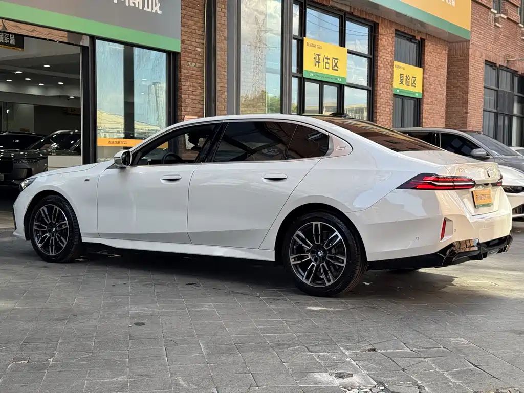 BMW 5 Series — миниатюра 5
