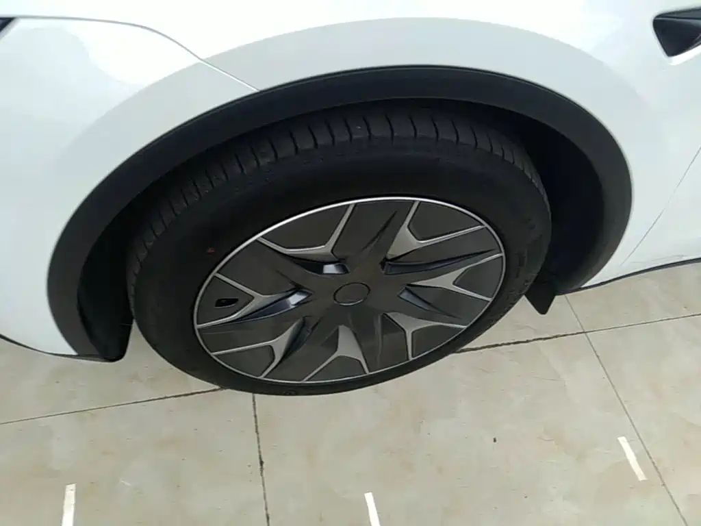 Tesla Model Y L — миниатюра 23