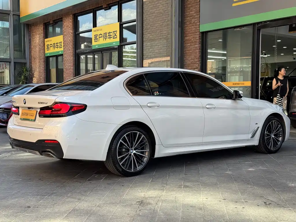BMW 5 Series — миниатюра 7