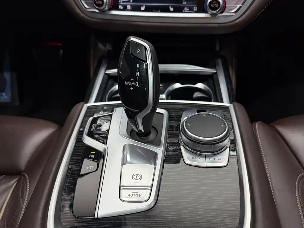 BMW 7 Series — миниатюра 14