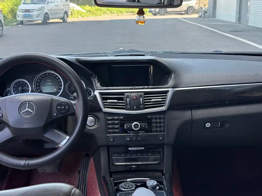 Mercedes-Benz E-Class — миниатюра 9