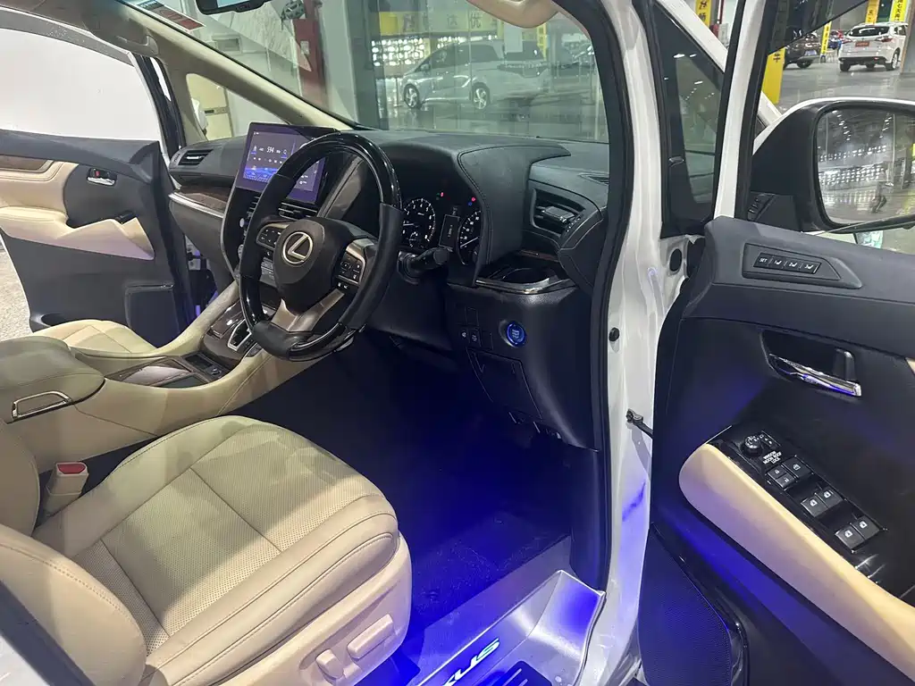 Toyota Alphard — миниатюра 25