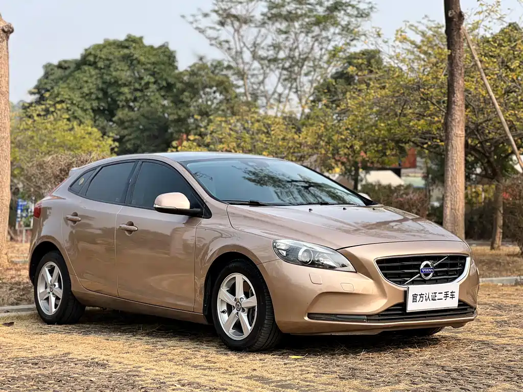 VOLVO V40
