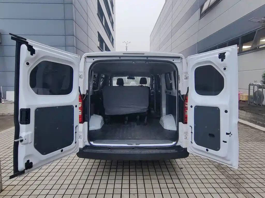 Wuling Yangguang — миниатюра 10