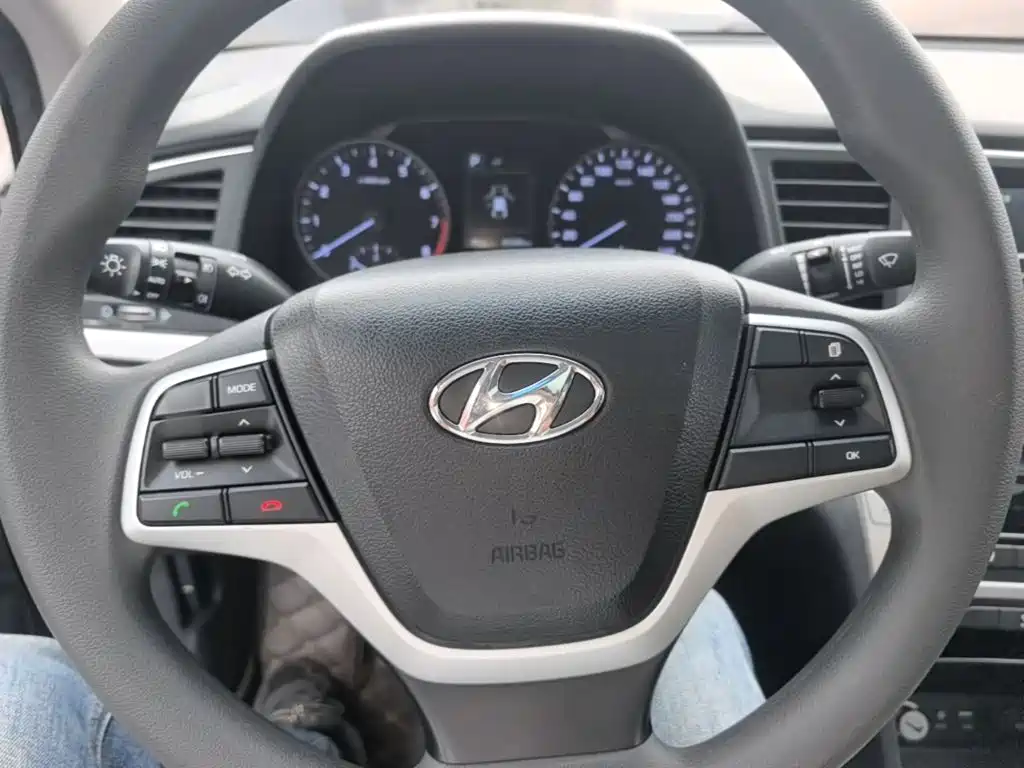 Hyundai Elantra — миниатюра 11