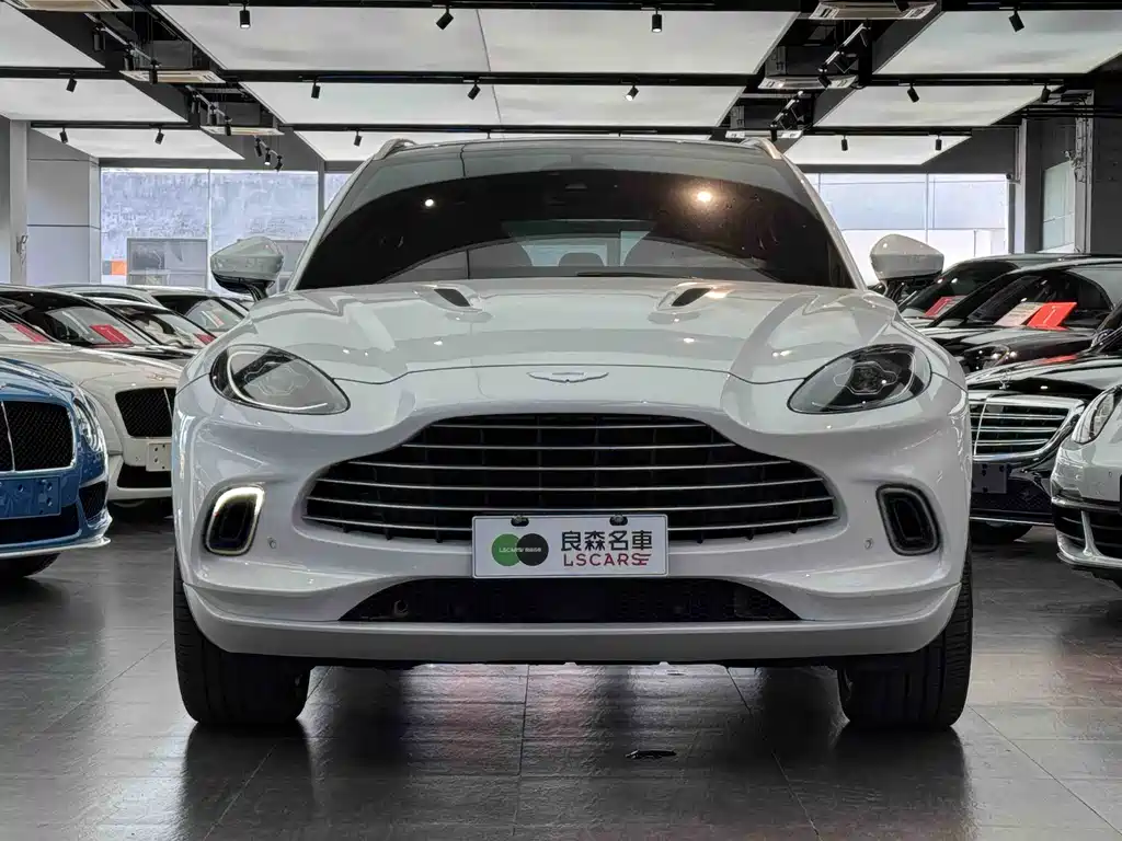Aston Martin DBX 2023 3.0T STRAIGHT-SIX