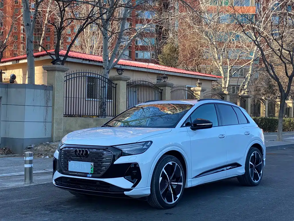 AUDI Q4 E TRON