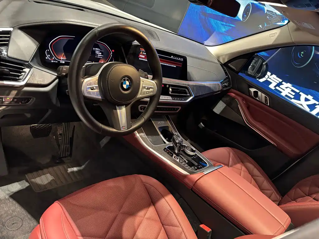 BMW X5 2022 xDrive 30Li Premium M Sport