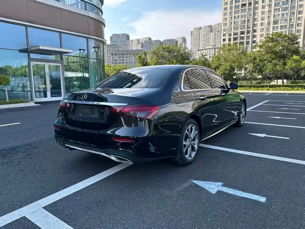 Mercedes-Benz E-Class — миниатюра 9