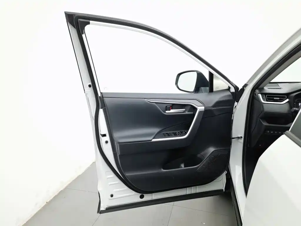 Toyota Wildlander New Energy — миниатюра 8