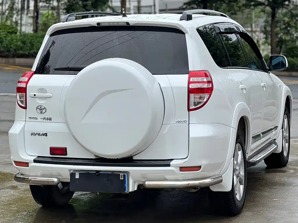 Toyota RAV4 — миниатюра 3