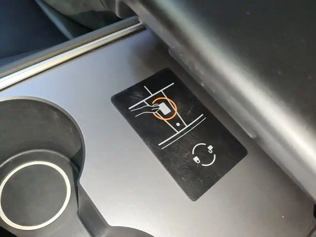 Tesla Model Y — миниатюра 9