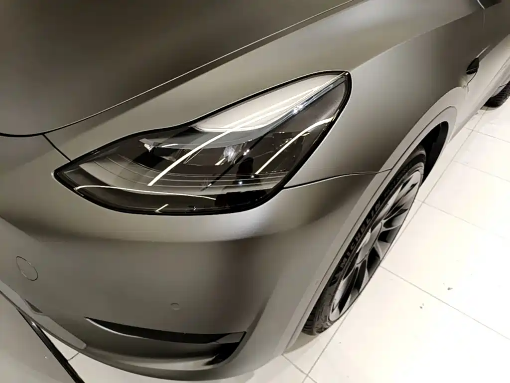 Tesla Model Y — миниатюра 24