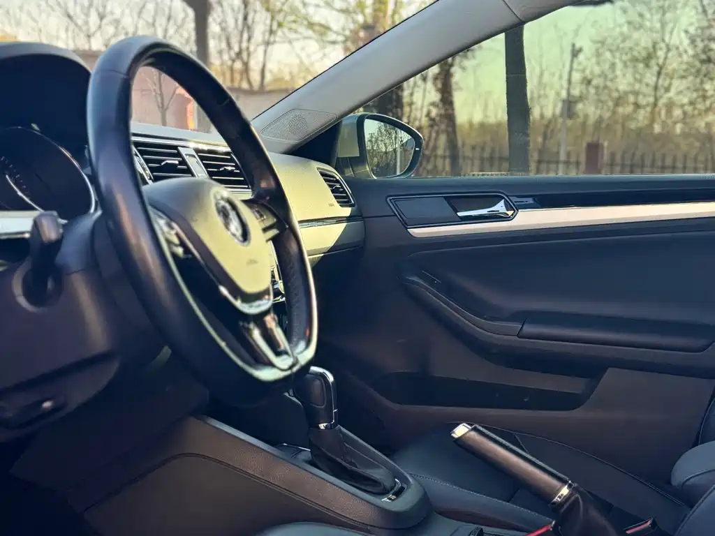 Volkswagen Sagitar 2018 1.6L AT Comfort