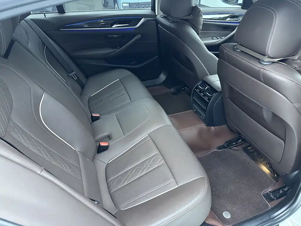BMW 5 Series — миниатюра 9