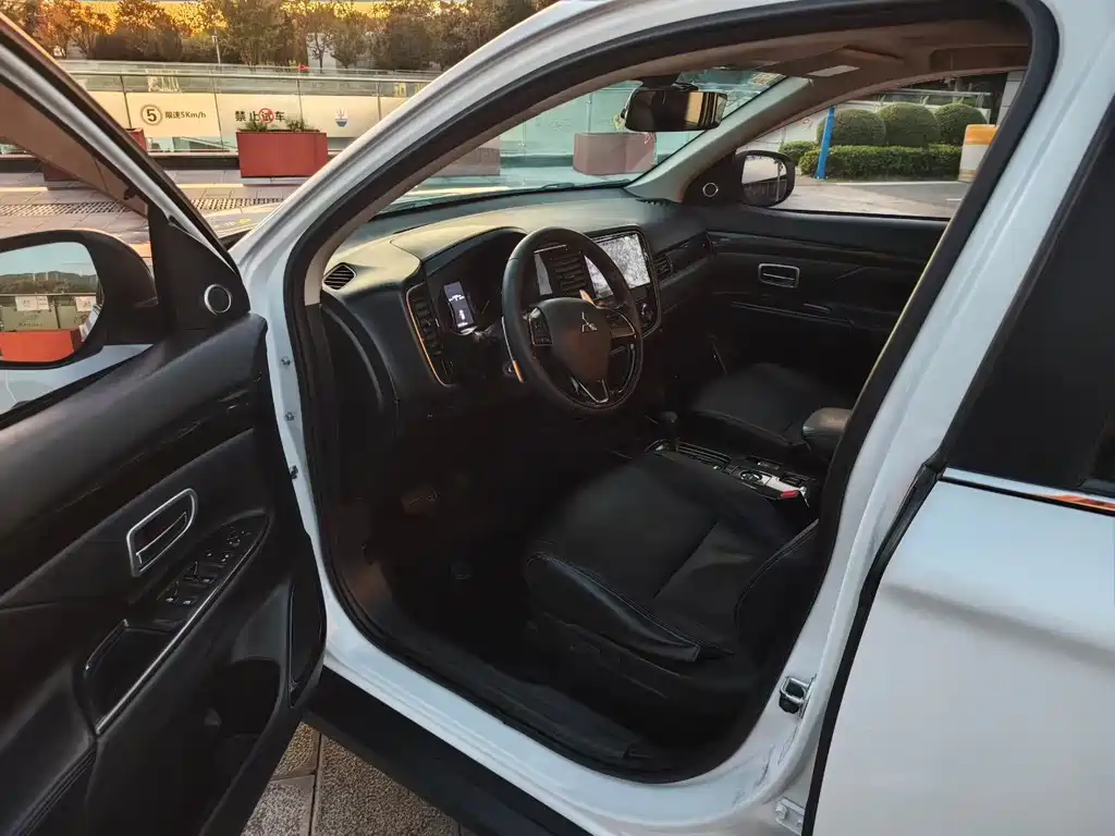 MITSUBISHI OUTLANDER