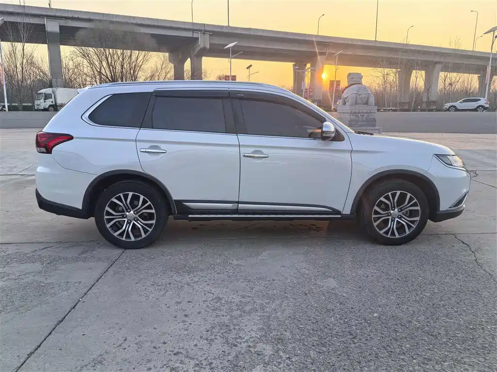 MITSUBISHI OUTLANDER