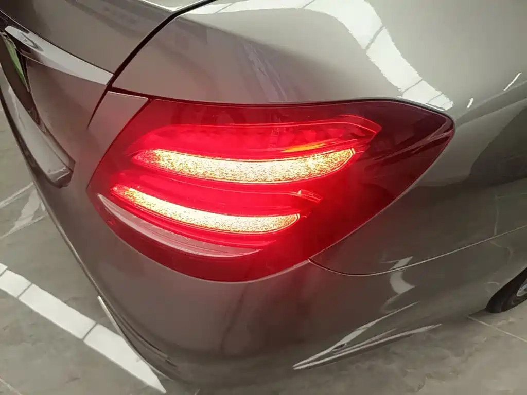 Mercedes-Benz E-Class — миниатюра 8