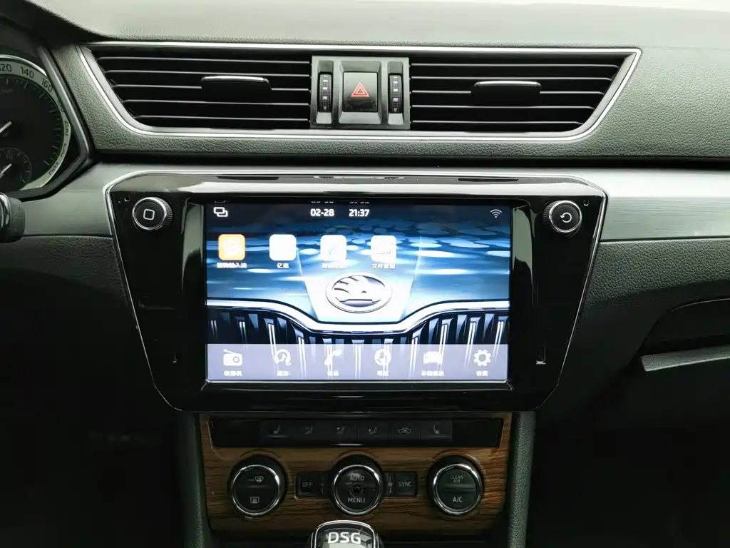 Skoda Superb — миниатюра 12