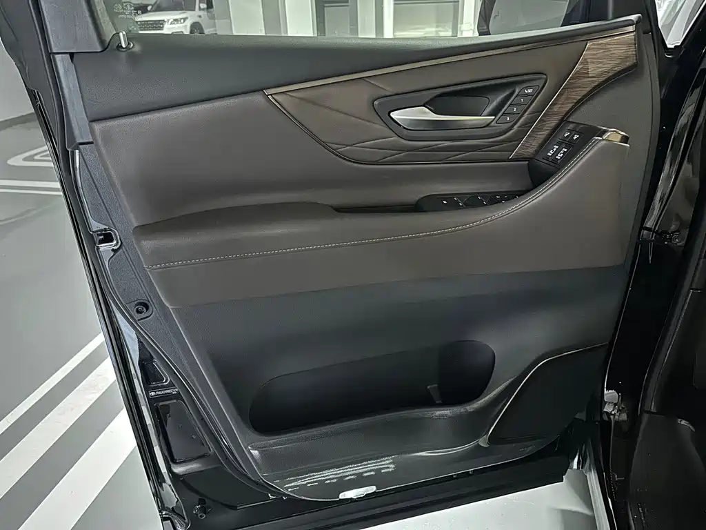 Toyota Alphard — миниатюра 6