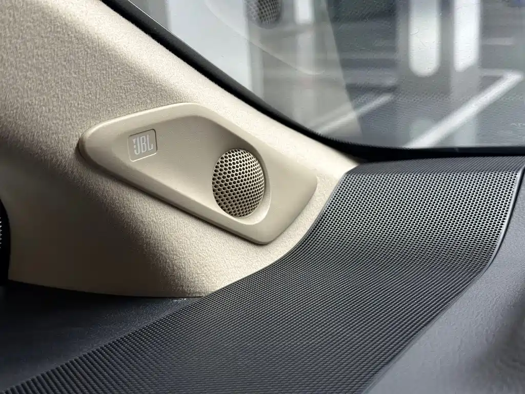 Toyota Alphard — миниатюра 14