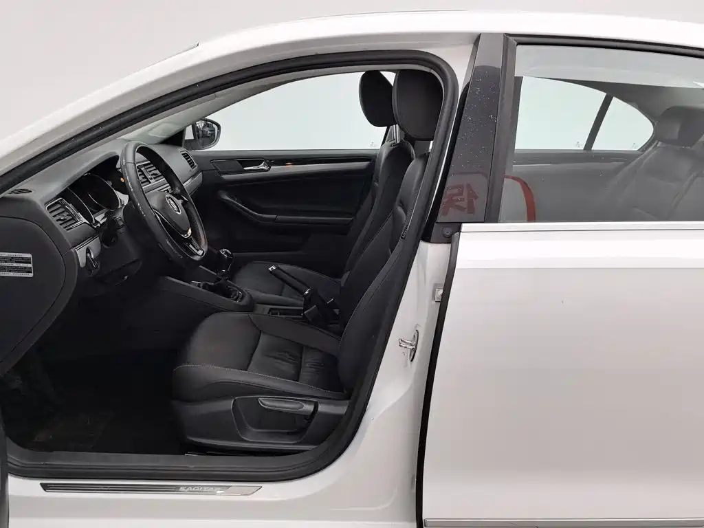 Volkswagen Sagitar 2015 1.6L MT Comfort