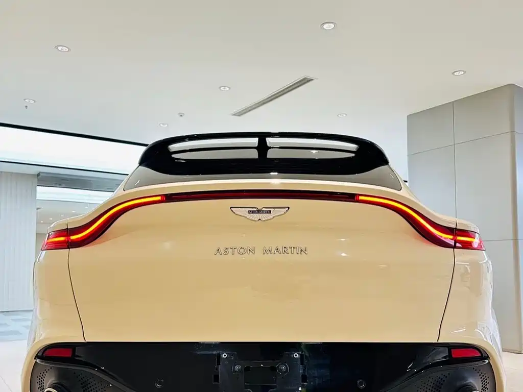 Aston Martin DBX 2022 4.0T V8