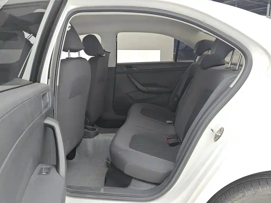 Skoda Rapid — миниатюра 11