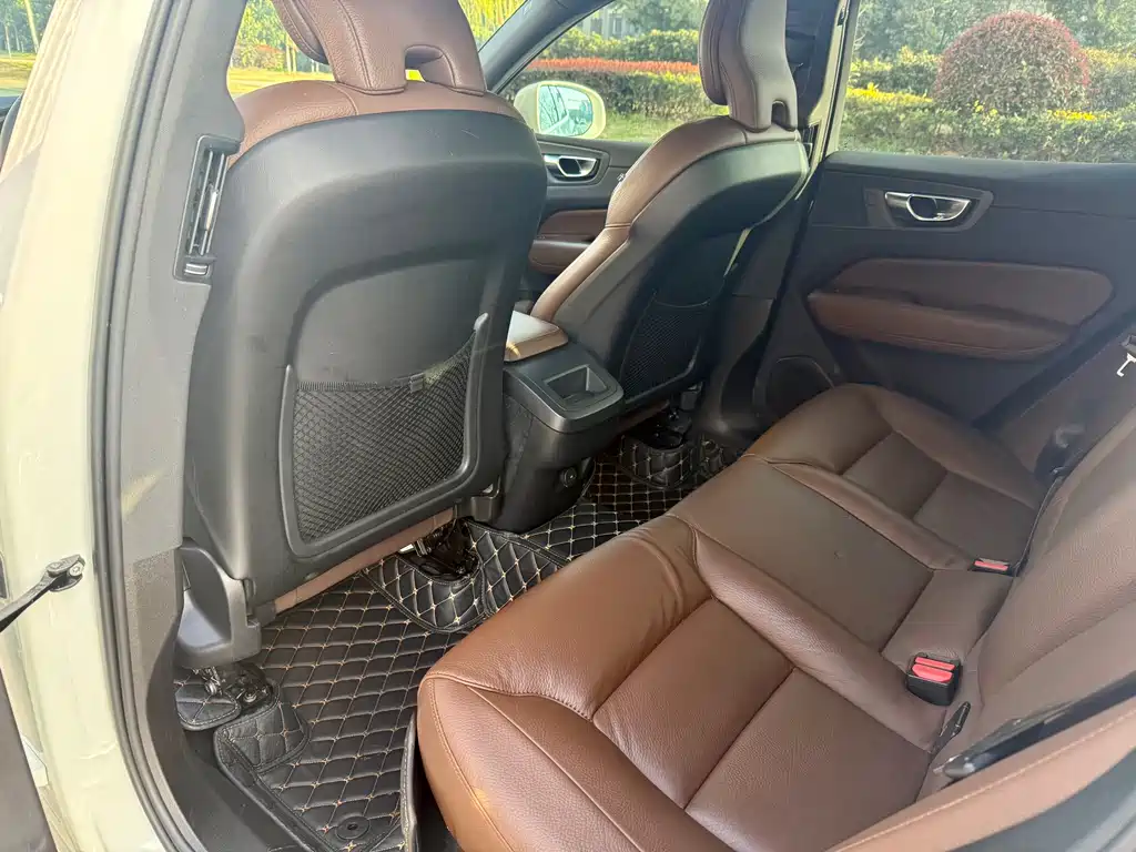 Volvo XC60 2023 B5 Luxury