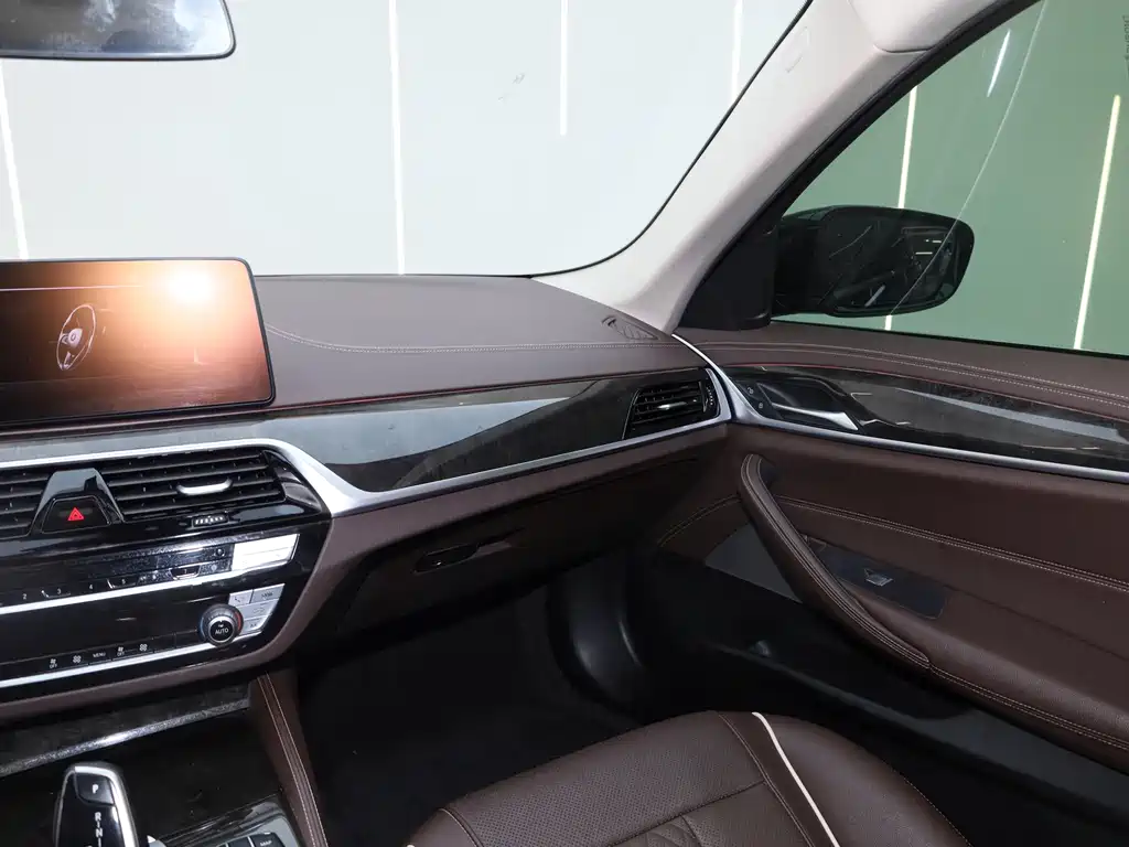BMW 5 Series — миниатюра 11