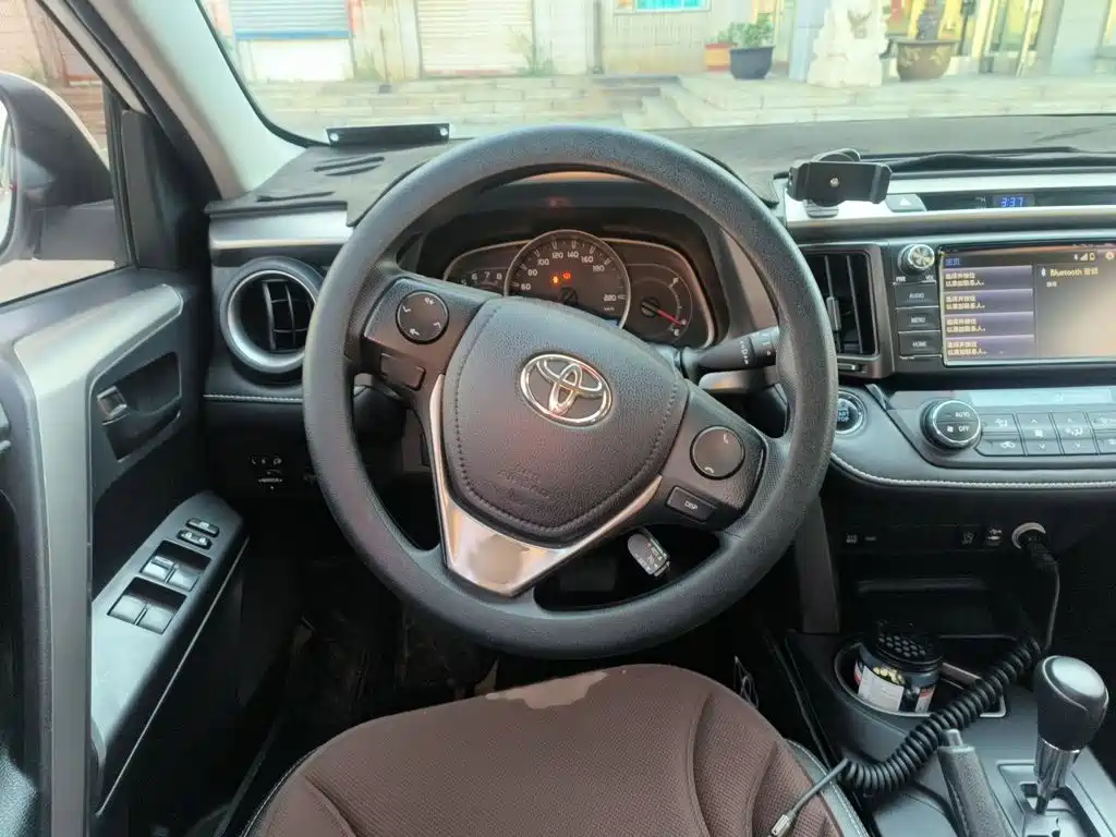 Toyota RAV4 — миниатюра 3