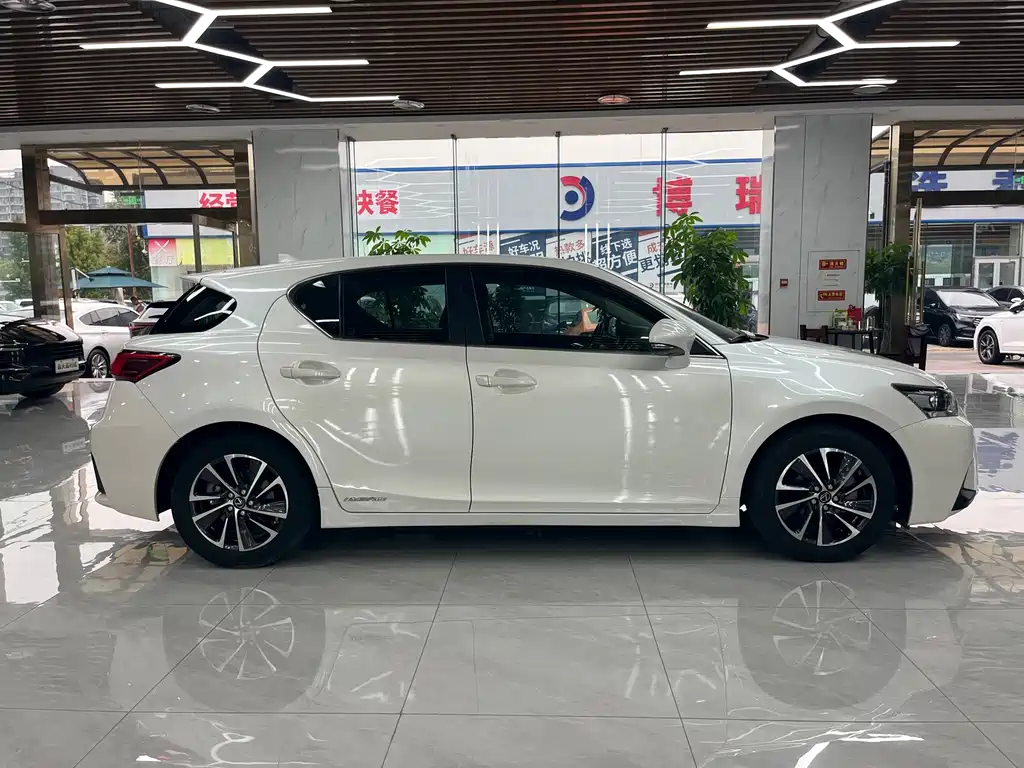 Lexus CT — миниатюра 3
