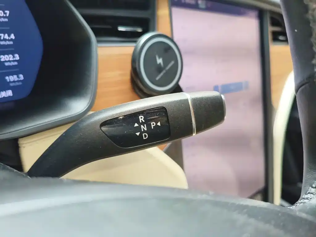 Tesla Model X — миниатюра 14