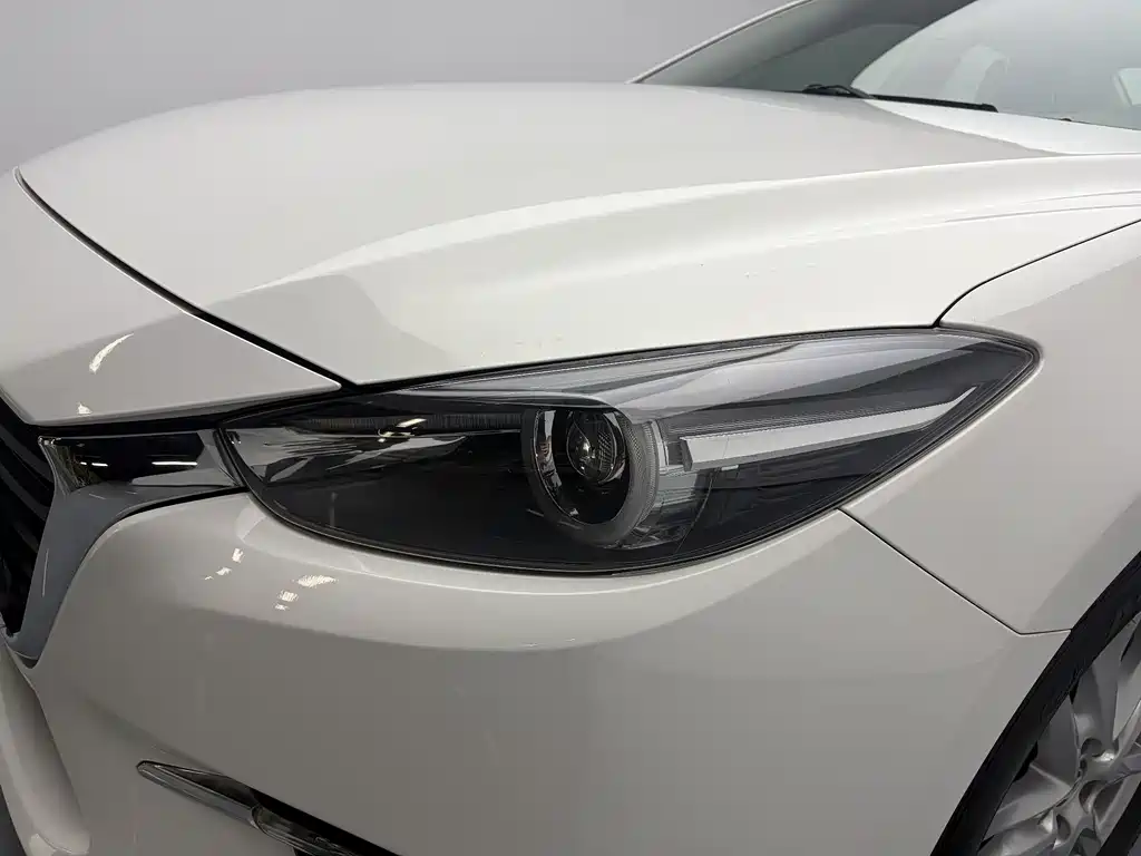 Mazda Mazda3 3 2017 1.5L AT Luxury V