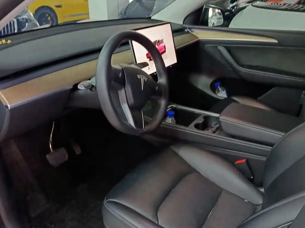Tesla Model Y — миниатюра 4