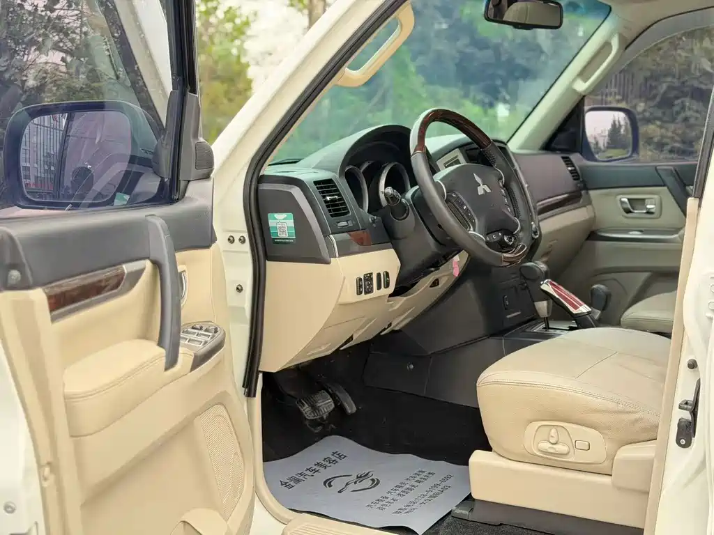 Mitsubishi Pajero (Import) — миниатюра 4