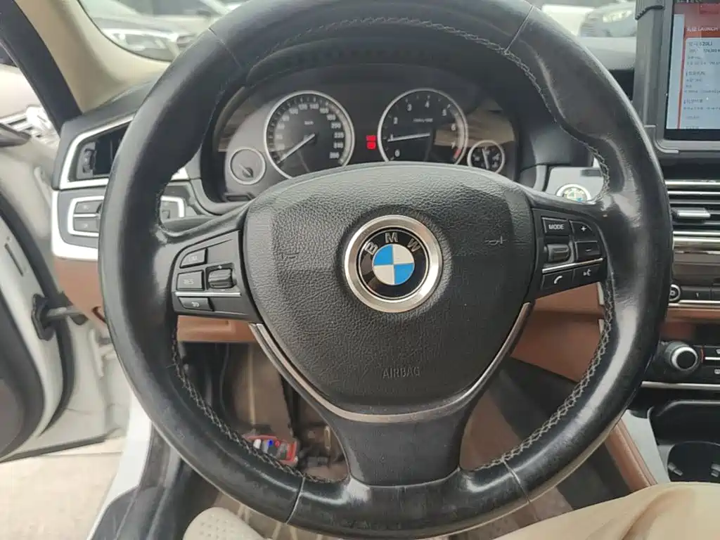 BMW 5 Series — миниатюра 11