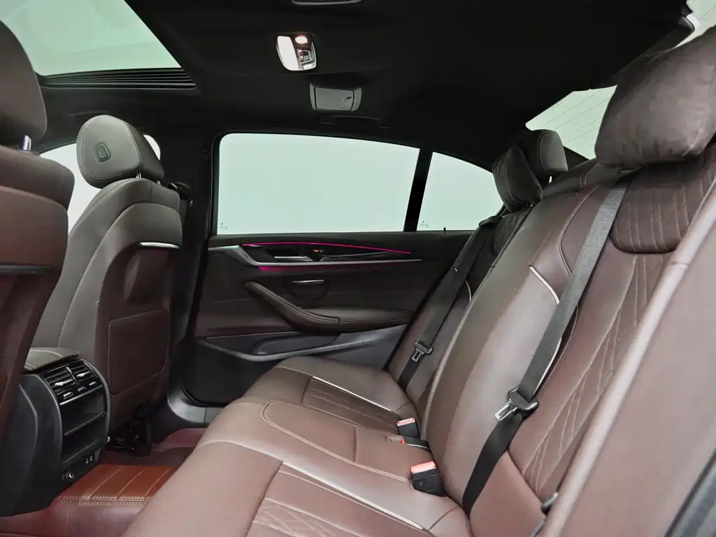 BMW 5 Series — миниатюра 8