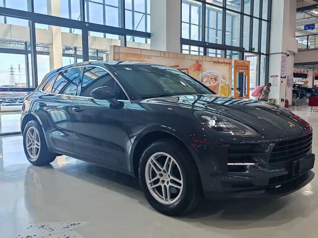 PORSCHE MACAN