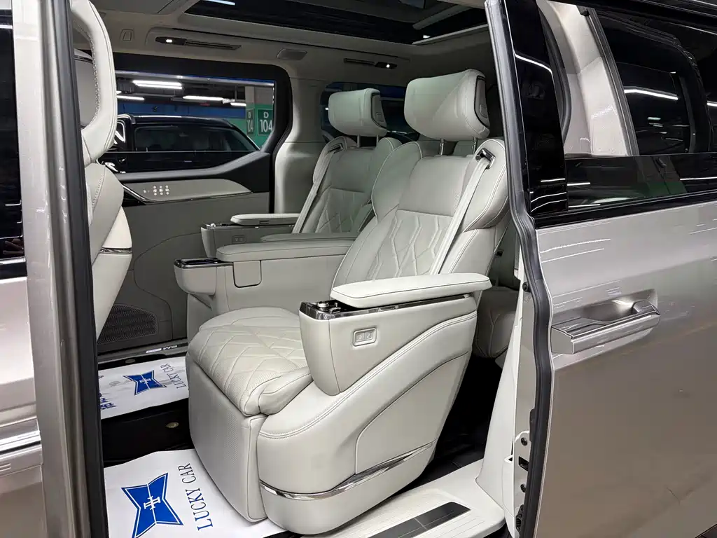 Volvo EM90 — миниатюра 10