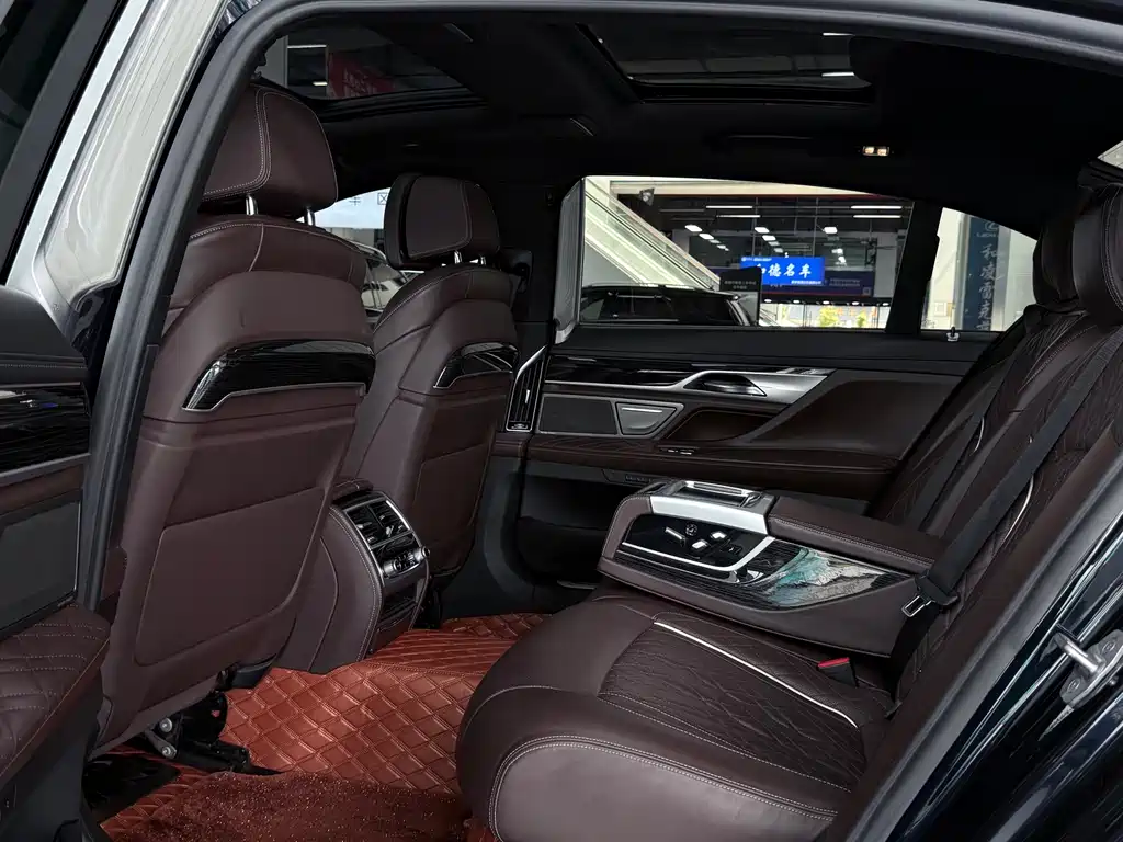 BMW 7 Series — миниатюра 13
