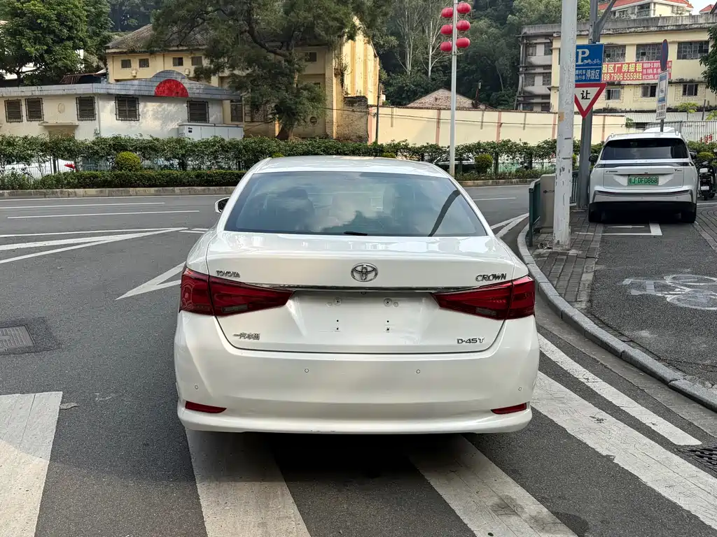 Toyota Crown — миниатюра 5