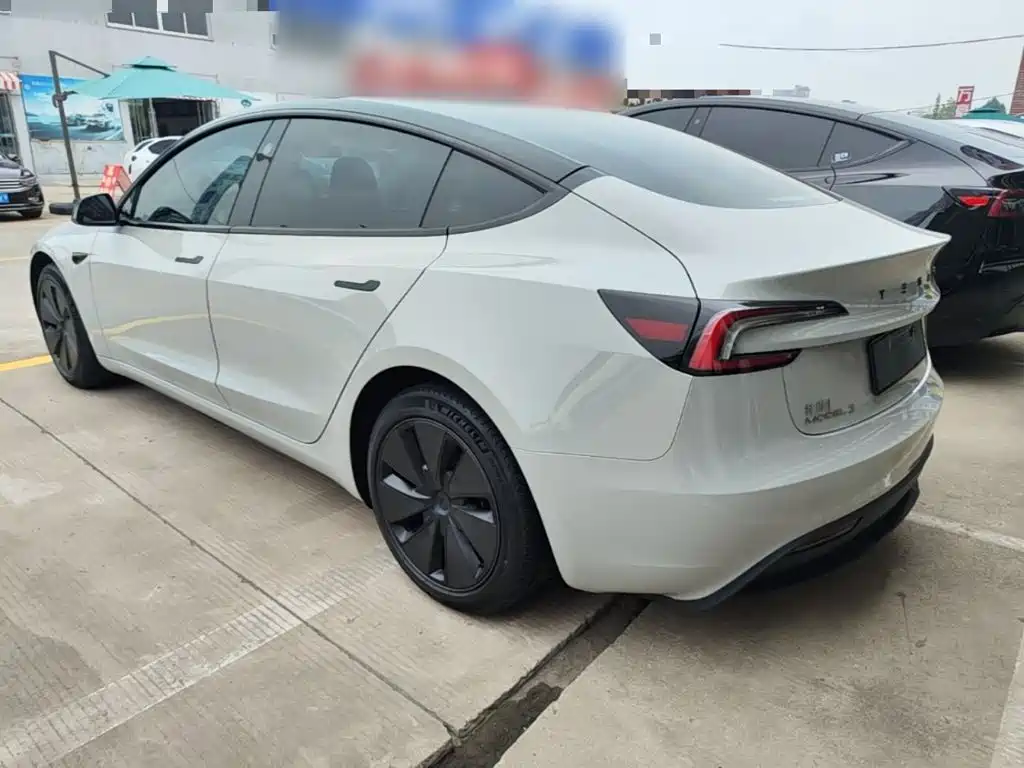 Tesla Model 3 — миниатюра 5