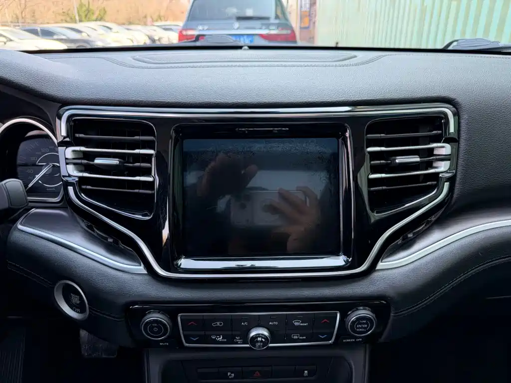 Jeep Commander — миниатюра 6