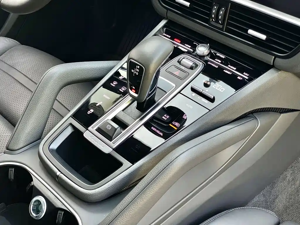 Porsche Cayenne — миниатюра 11